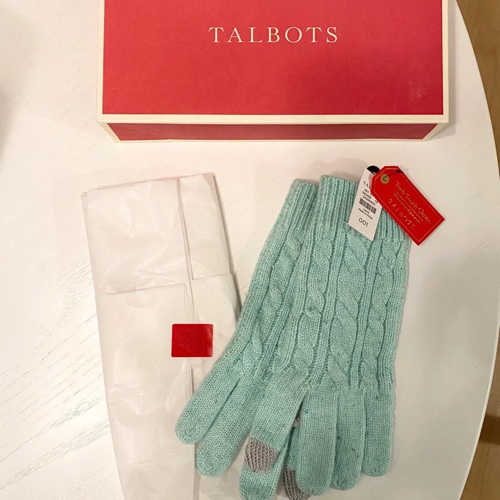 NWT Mint Green Cozy Cable Tech Gloves w/ Gift Box